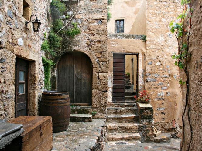Một ngôi nhà bằng đá trong làng